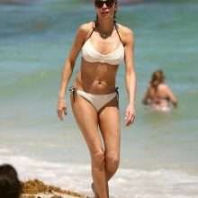 Oups ! Lilly Becker exhibe ses gros seins nus à Miami Beach