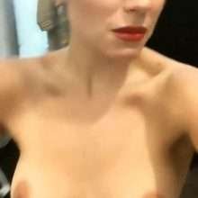 Lily Allen fait des selfies seins nus