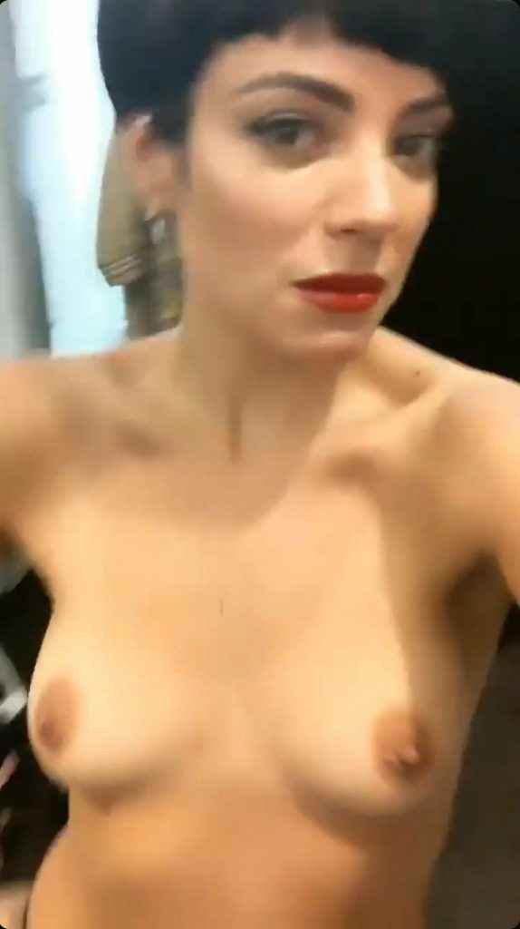 Lily Allen fait des selfies seins nus