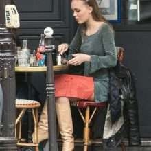 Lily Rose Depp a les seins qui pointent à la terrasse d'un bar