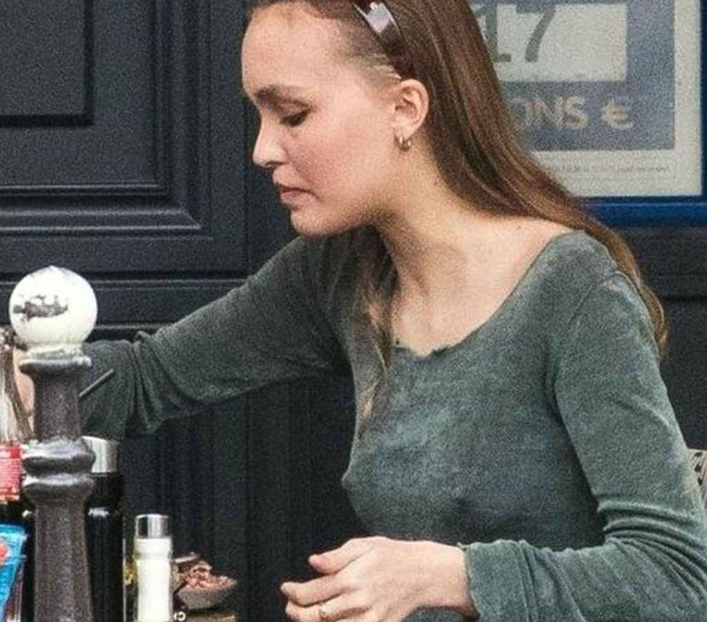 Lily Rose Depp a les seins qui pointent à la terrasse d'un bar