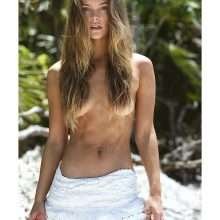 Nina Agdal seins nus sur la plage