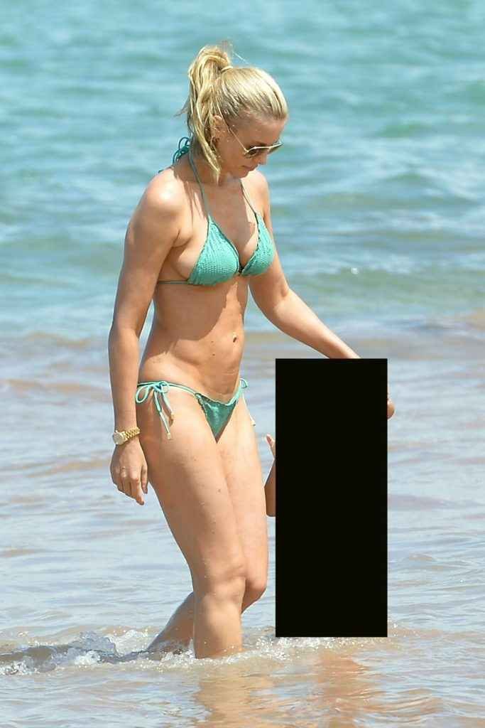 Paige Butcher en bikini à Maui