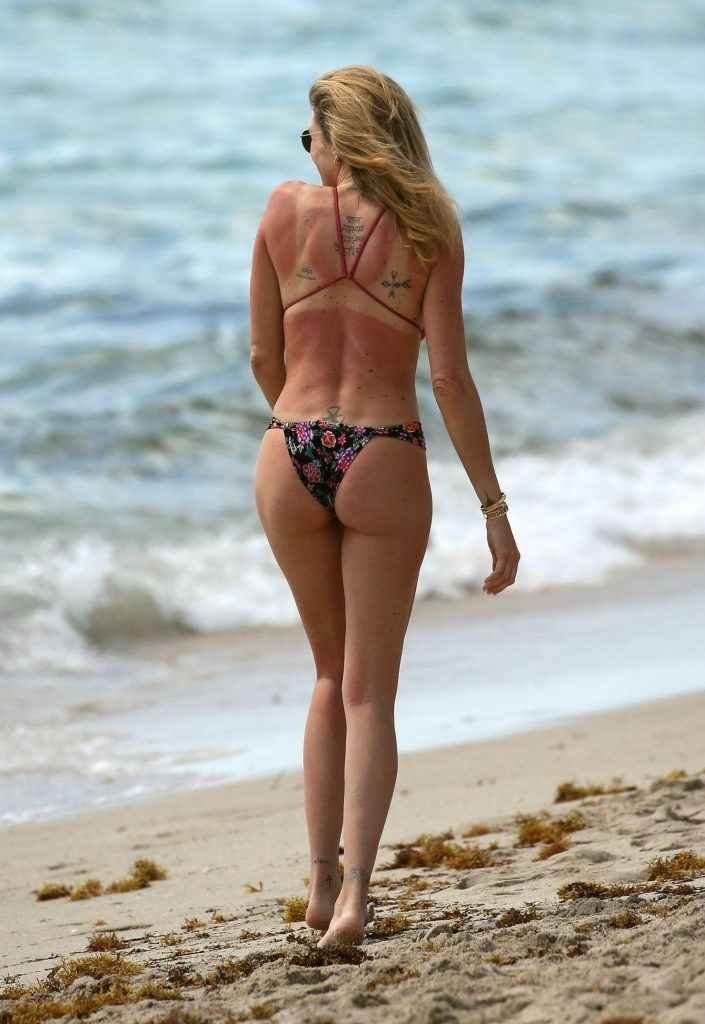 Paola Ambrosini dans un petit bikini à Miami