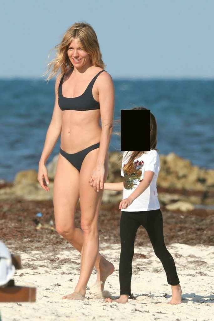 Sienna Miller en bikini à Tulum