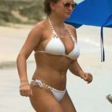 Zara Holland dans un bikini blanc à La Barbade