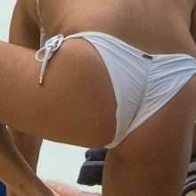 Zara Holland dans un bikini blanc à La Barbade