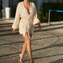 Alessandra Ambrosio se balade sur la Croisette à Cannes