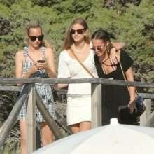 Oups ! On voit un sein d'Alicia Vikander à Ibiza