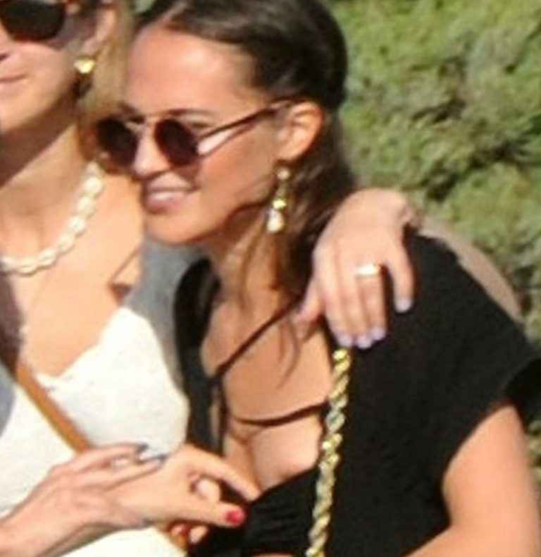 Oups ! On voit un sein d’Alicia Vikander à Ibiza