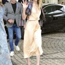Amber Heard exhibe son décolleté sur la Croisette à Cannes