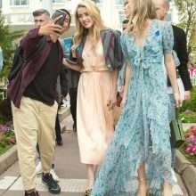 Amber Heard exhibe son décolleté sur la Croisette à Cannes
