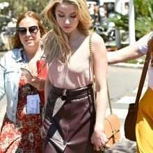 Amber Heard se balade sans soutien-gorge à Cannes