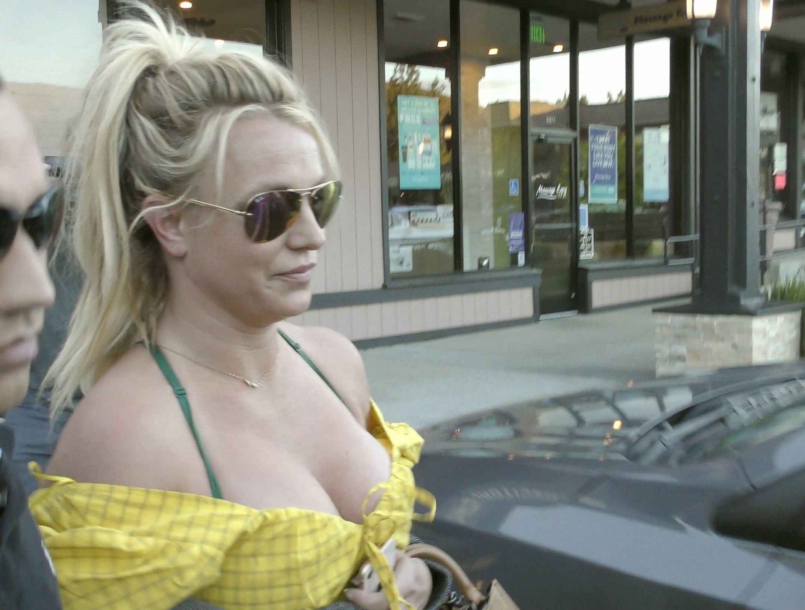 Britney Spears exhibe son décolleté à Los Angeles