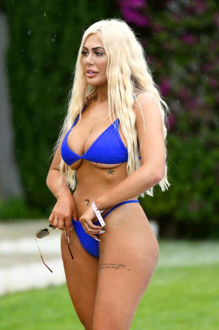 Chloe Ferry en bikini à Ibiza