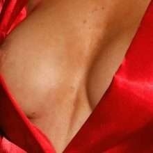 Oups ! Chyna Ellis exhibe un sein nu à Londres