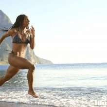 Crystal Dunn en bikini pour Sports Illustrated