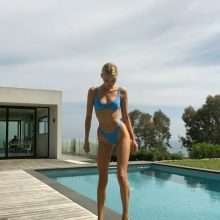 Elsa Hosk en bikini au bord de la piscine