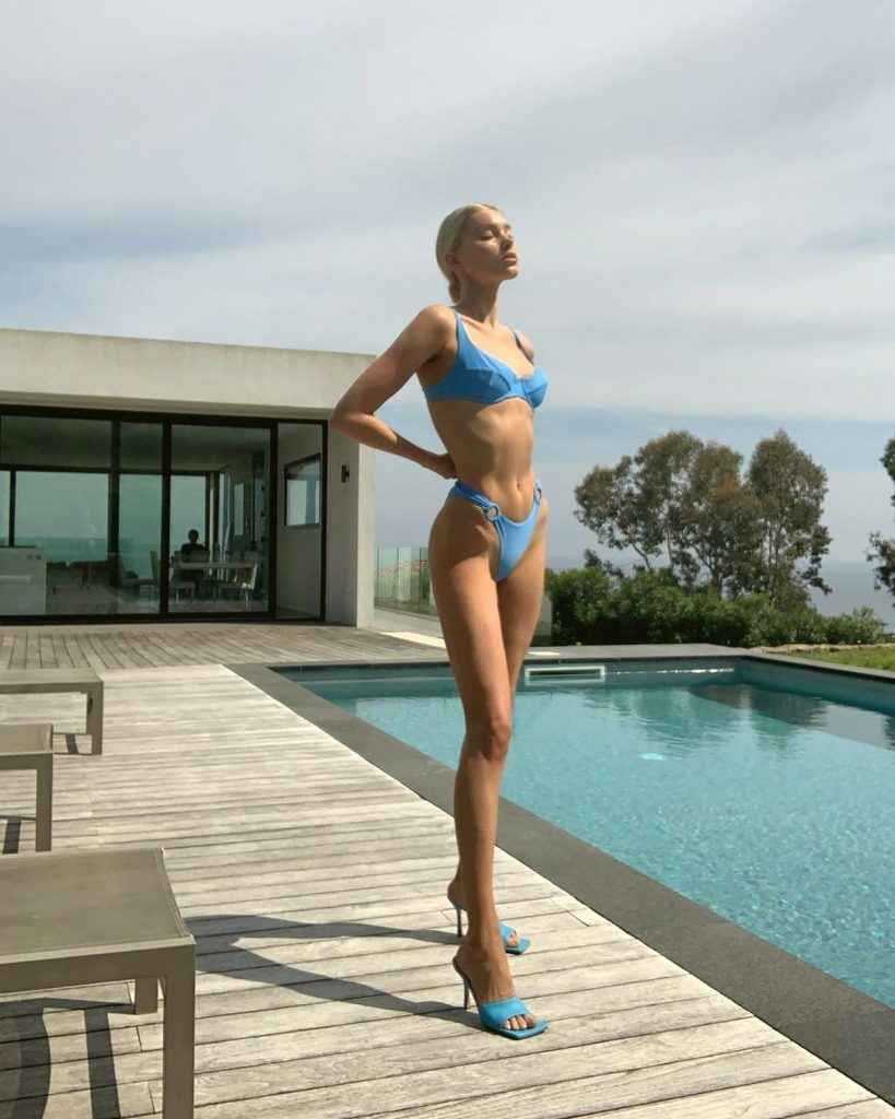 Elsa Hosk en bikini au bord de la piscine