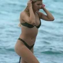Eugénie Bouchard en bikini nous montre presque un sein nu