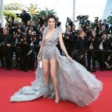 Frédérique Bel exhibe ses gros seins lors du 72eme Festival de Cannes