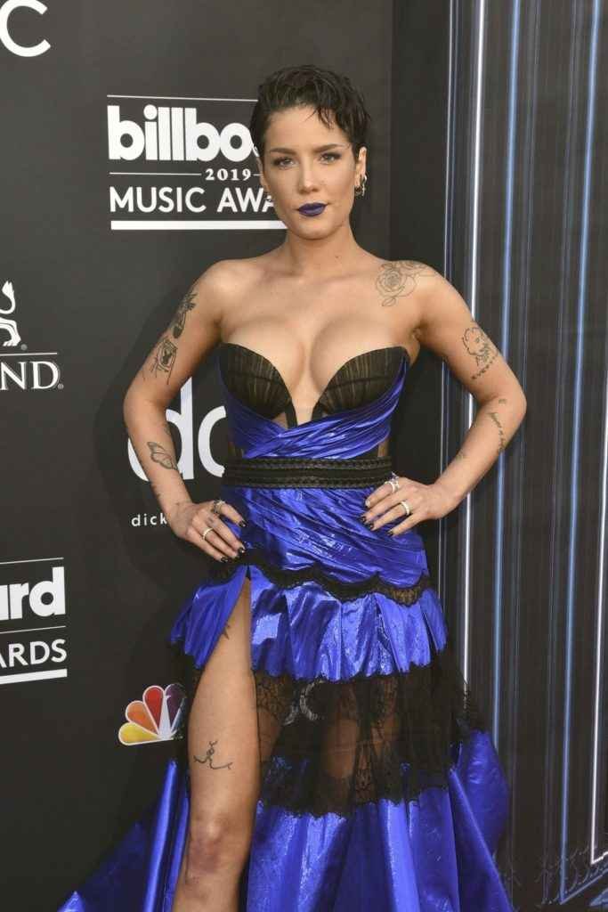 Halsey exhibe son décolleté aux Billboard Music Awards