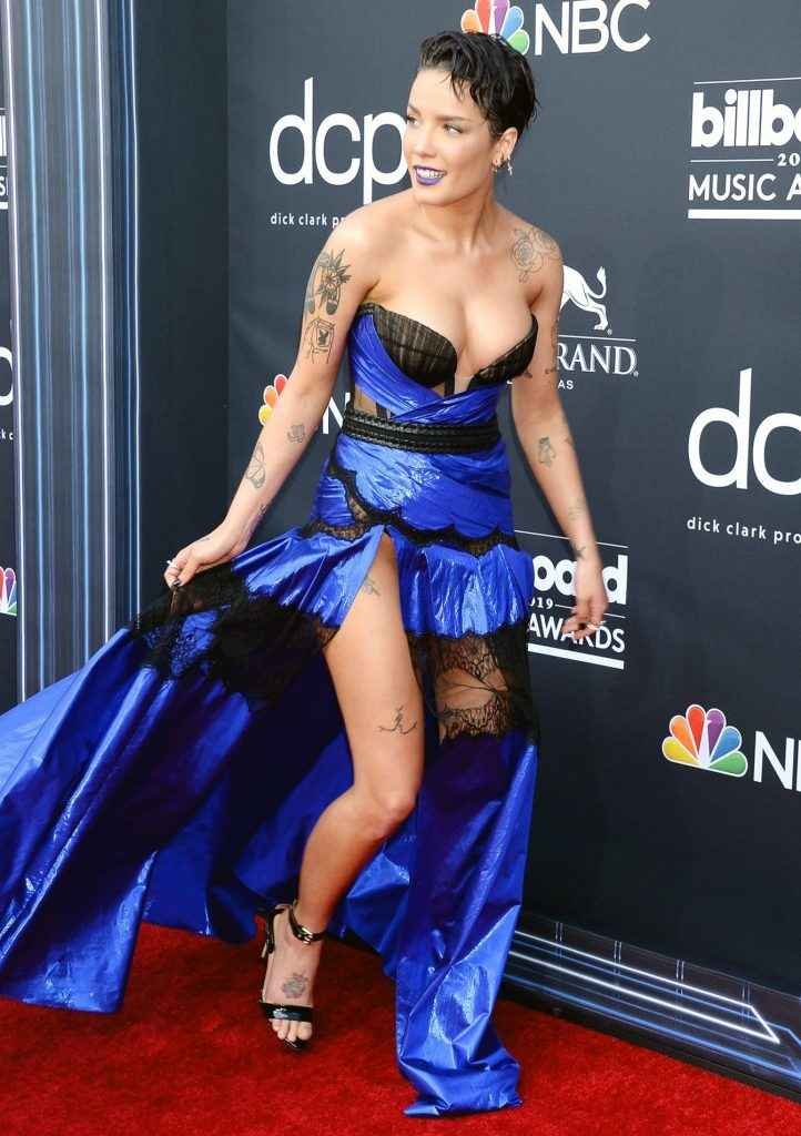 Halsey exhibe son décolleté aux Billboard Music Awards