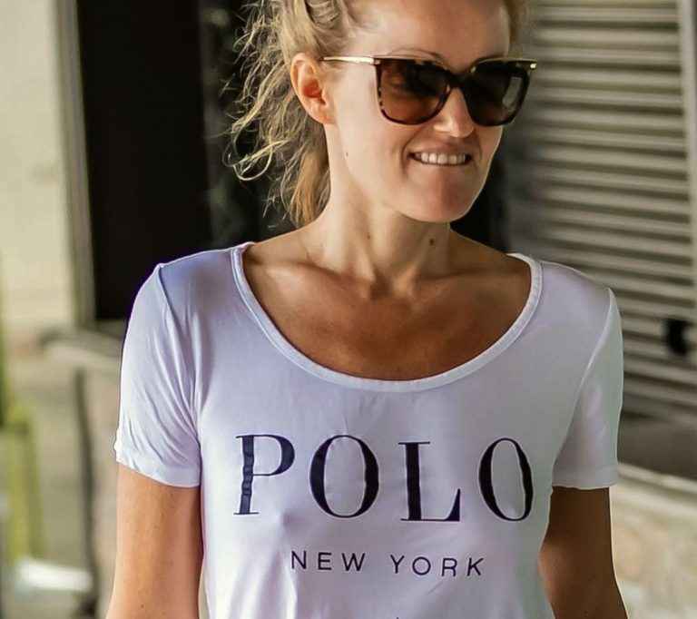 Hayley Roberts a les seins qui pointent