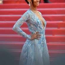 Jasmine Tookes exhibe son décolleté lors du 72eme Festival de Cannes
