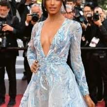Jasmine Tookes exhibe son décolleté lors du 72eme Festival de Cannes