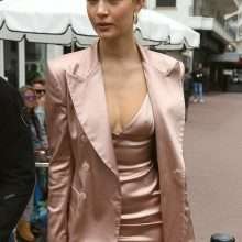 Josephine Skriver a les seins qui pointent à Cannes