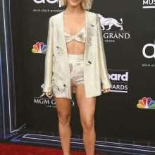 Julianne Hough en short aux Billboard Music Awards