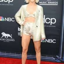 Julianne Hough en short aux Billboard Music Awards