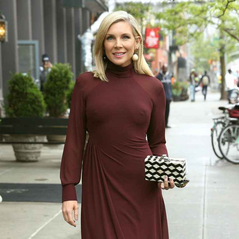 June Diane Raphael a les seins qui pointent à New-York