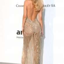 Kimberley Garner dans une robe transparente au gala amfAR à Cannes