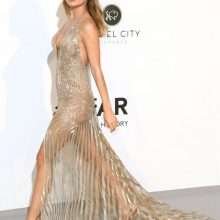 Kimberley Garner dans une robe transparente au gala amfAR à Cannes