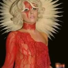 Lady Gaga exhibe un sein nu