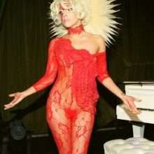 Lady Gaga exhibe un sein nu