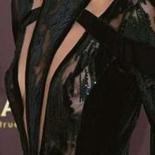 On voit les seins nus de Lady Victoria Hervey à Cannes