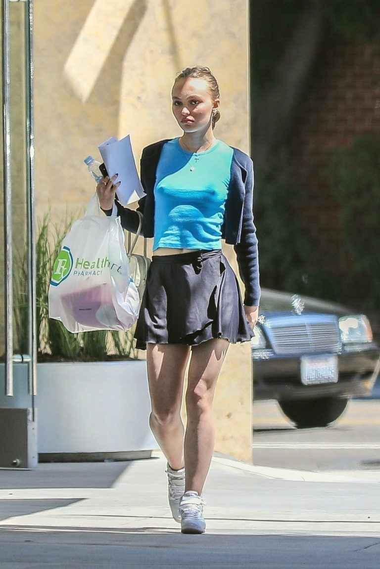 Lily Rose Depp a les seins qui pointent à Beverly Hills