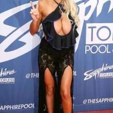 Lindsey Pelas exhibe ses gros seins à Las Vegas