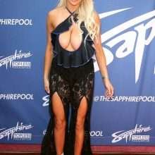Lindsey Pelas exhibe ses gros seins à Las Vegas