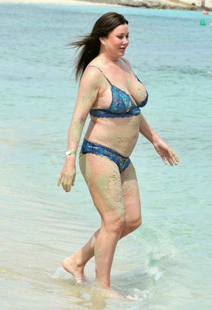 Lisa Appleton exhibe ses gros seins à Benidorm