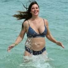 Lisa Appleton exhibe ses gros seins à Benidorm