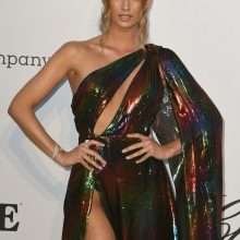 Oups ! On voit la petite culotte de Lorena Rae au gala amfAR à Cannes