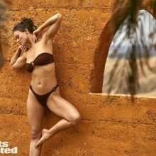 Myla Dalbesio à moitié nue pour Sports Illustrated