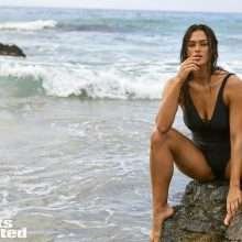 Myla Dalbesio à moitié nue pour Sports Illustrated