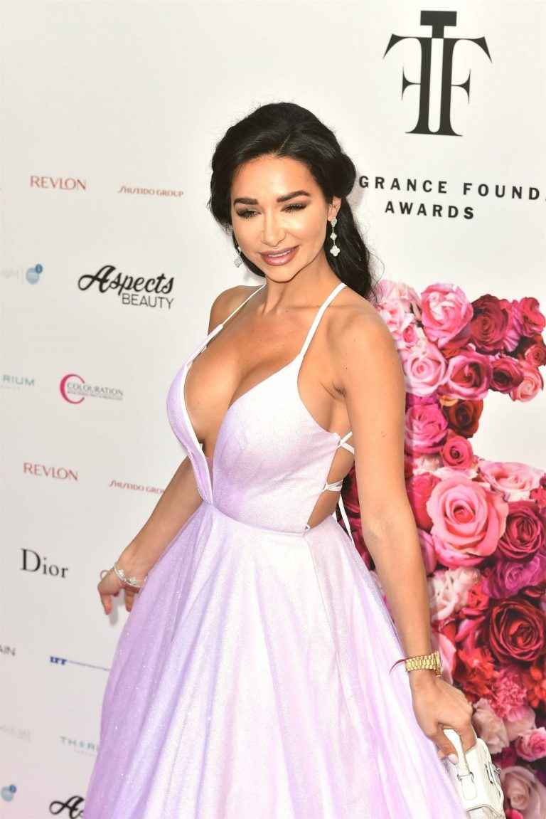 Natasha Grano exhibe son décolleté à Londres