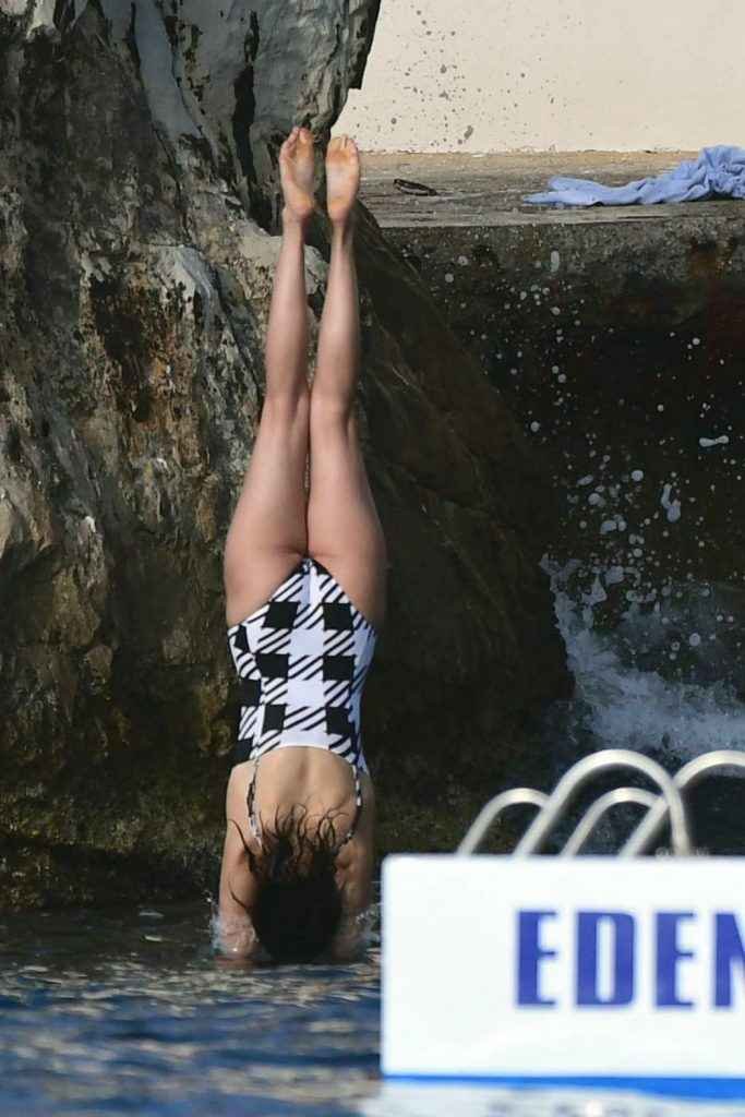 Nina Dobrev en maillot de bain à l'Eden Roc