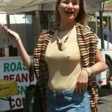 Rena Riffel a les seins qui pointent sous son teeshirt